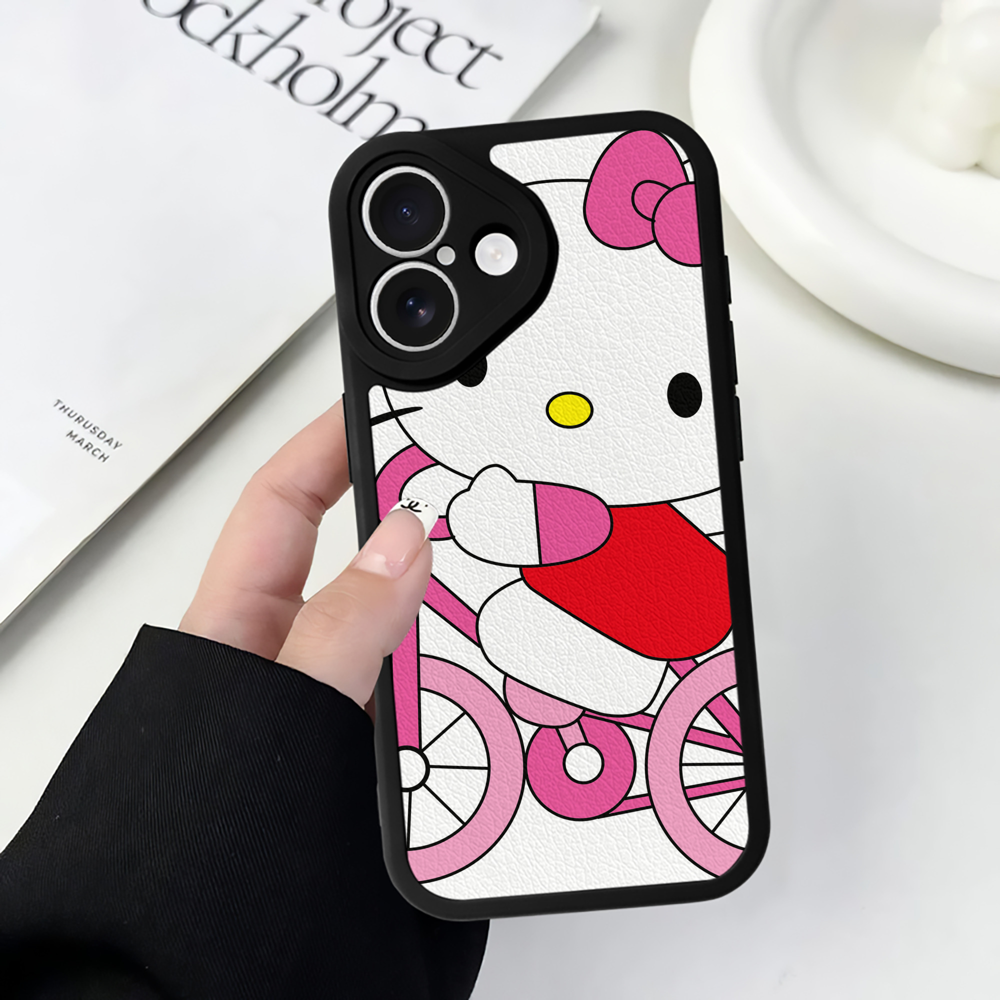 （画像用） Hello Kitty ハローキティ 【iPhone 16シリーズ対応】シリコンスマホケース（レザー調） 材質：シリコン